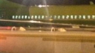 В аэропорту Астрахани самолёт перед взлётом задел крылом топливозаправщик