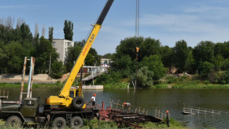 В Астрахани заменяют пешеходную переправу через Серебряную Воложку