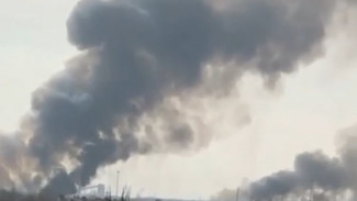 В Ленинском районе Астрахани горит камыш на площади 150 кв. метров.