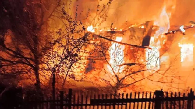 Под Астраханью при пожаре погибли двое мужчин