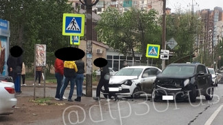 В Астрахани в ДТП с участием иномарок пострадала 23-летняя девушка
