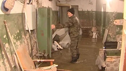 В Астрахани подвал многоквартирного дома затопило из-за скрытой течи трубы