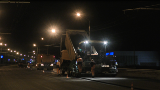 В Астрахани на Аэропортовском шоссе обновляют дорожное покрытие
