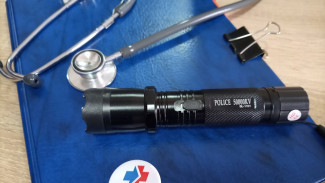 Астраханских врачей скорой помощи вооружили электрошокерами для самообороны