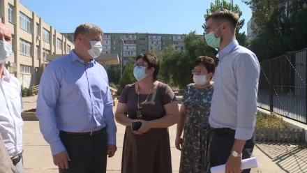 Игорь Бабушкин проинспектировал школы, поликлиники и парки Советского района