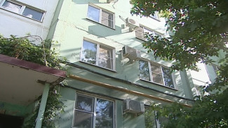 В Астрахани малолетний ребёнок выпал из окна квартиры