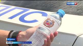 Сотрудники ГИБДД помогли астраханским водителям справиться с жарой