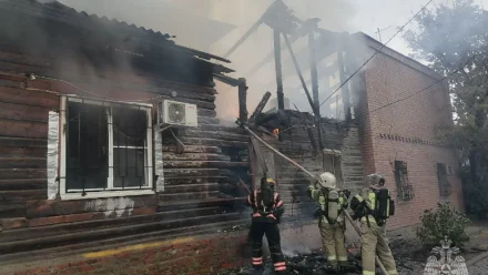 В Кировском районе Астрахани горят 3 дома