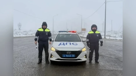 Астраханские госавтоинспекторы оперативно доставили в больницу девочку, нуждающуюся в экстренной медпомощи