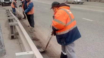 В Астрахани с трёх мостов вывезли около 20 тонн мусора