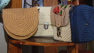 Астраханка вяжет на дому сумки, шапки и предметы интерьера