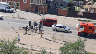 В Астрахани мотоциклист нарушил дистанцию и попал в ДТП