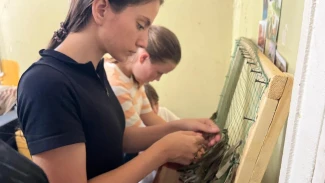 Воспитанники астраханского соццентра плетут масксети