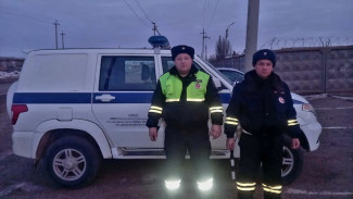 В Астраханской области полицейские спасли замерзающего на трассе водителя