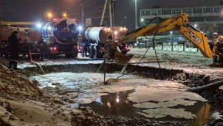 В Астрахани коммунальщики с ночи устраняют аварию на магистральном водоводе