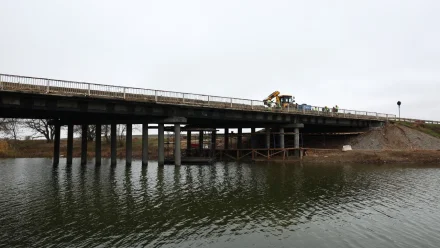 Под Астраханью ремонтируют мост через ерик Ножовский