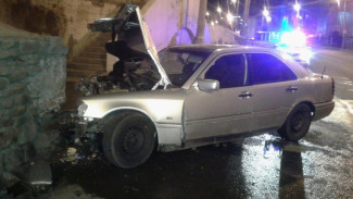 Mercedes врезался в бетонное ограждение в Астрахани, пострадал водитель