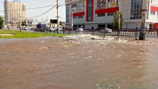 В Астрахани прорвало трубу рядом с ТЦ “Ярмарка”