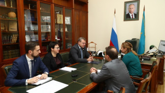 Игорь Бабушкин обсудил с замминистра просвещения России отток выпускников из Астрахани