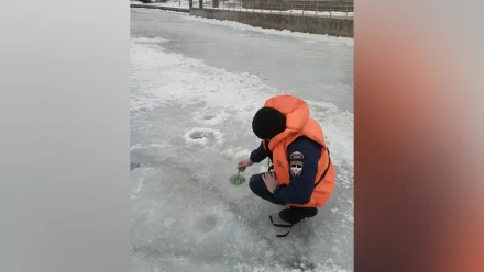 Астраханцам напоминают: при оттепели и температурных качелях выход на лёд запрещён