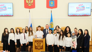 Спикер Облдумы вручил первые паспорта астраханским школьникам