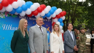 Астраханский губернатор поздравил выпускников с последним звонком
