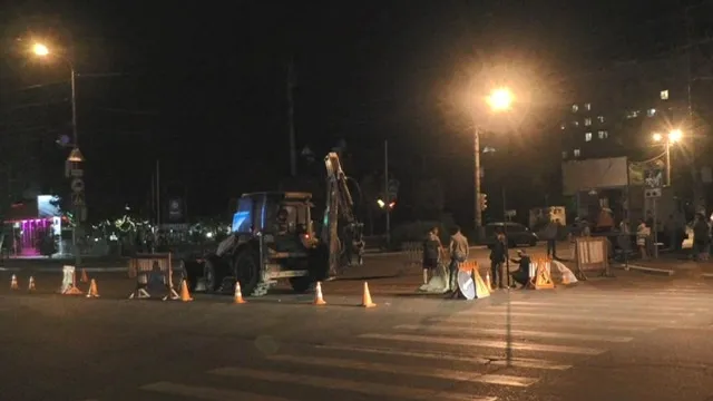 В Астрахани перекрыли улицу Савушкина, где машина провалилась в яму