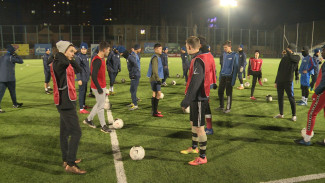 Игроки “Волгаря” провели мастер-класс по футболу для астраханских активистов