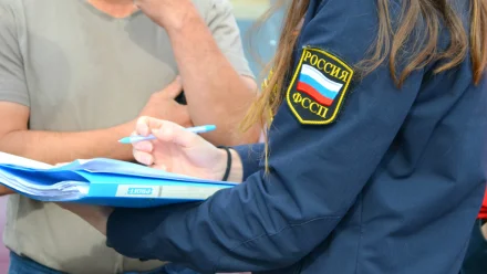 60 тысяч астраханцев не могут выехать за границу из-за долгов