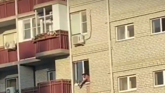 Неадекватный житель Астрахани держал в заложниках девушку из-за ребёнка