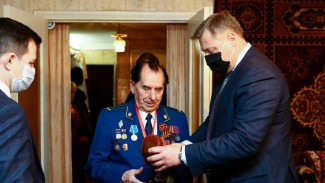 Астраханский губернатор наградил ветерана органов прокуратуры 