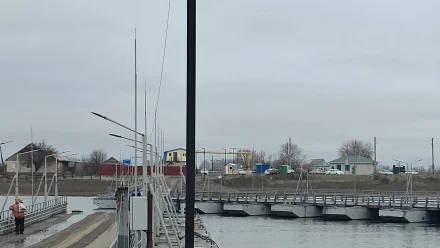 Под Астраханью из-за погоды продолжаются сбои в работе паромных переправ