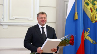 Губернатор Игорь Бабушкин наградил лучших астраханских врачей