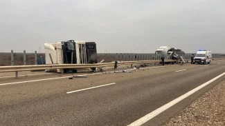 Под Астраханью при опрокидывании фуры пострадал человек