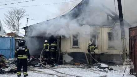 В Астрахани огнеборцы ликвидируют крупный пожар