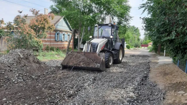В Астрахани засыпают грунтовые дороги в посёлке Советский