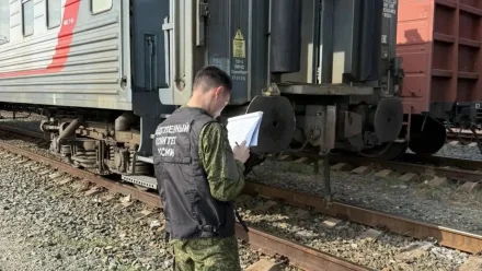 В Астраханской области работника железной дороги зажало вагонами