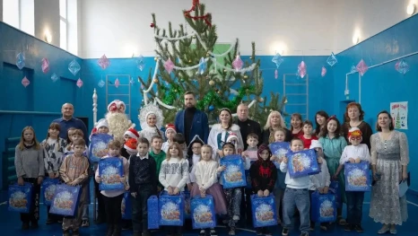 Детей из ЛНР посетили астраханские Дед Мороз и Снегурочка