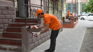 В Астрахани начали закрашивать вандальные надписи на фасадах зданий