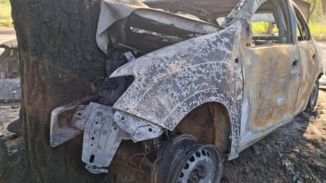В Астрахани авто врезалось в дерево и загорелось, пострадали 2 человека