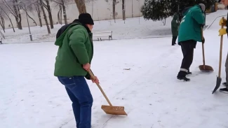 В Астрахани коммунальщики убирают выпавший снег и обрабатывают дороги противогололедной смесью
