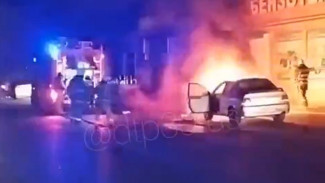 В Астрахани горел автомобиль на улице Сун Ят-Сена