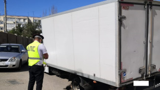 В Астрахани на улице Зелёной под «Газелью» провалился асфальт