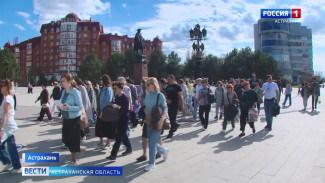 Астраханцы побывали на пешей экскурсии по Петровской набережной