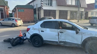 В Астрахани при столкновении иномарки и питбайка пострадал подросток