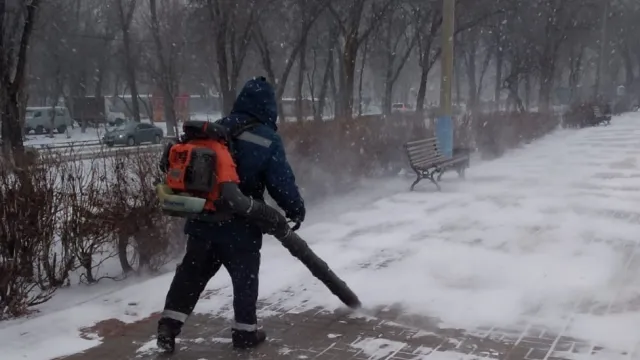 В Астрахани более 130 коммунальщиков и 16 единиц техники убирают снег