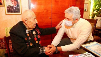 Леонид Огуль поздравил с новогодними праздниками ветерана Великой Отечественной войны