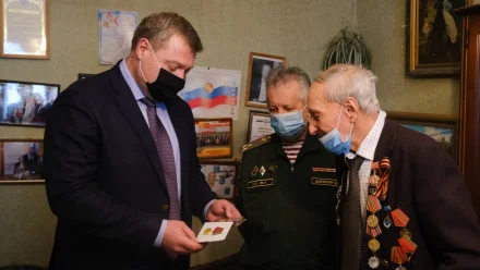 Игорь Бабушкин вручил медаль ветерану-участнику Сталинградской битвы