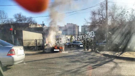 В Астрахани около ТЦ «Три кота» загорелся автомобиль