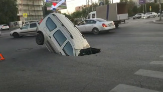 В Астрахани на перекрёстке под машиной просел асфальт